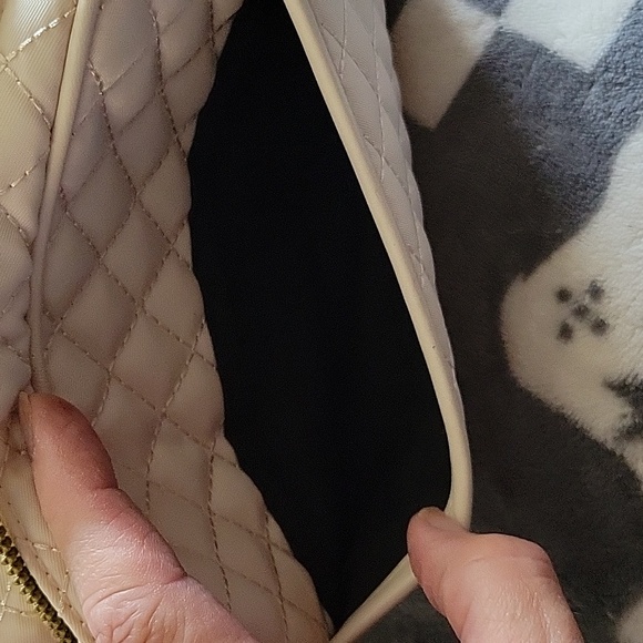 Tote & Carry NWT Beige White Quilted Nylon Crossbody Messenger Bag - Picture 3 of 15